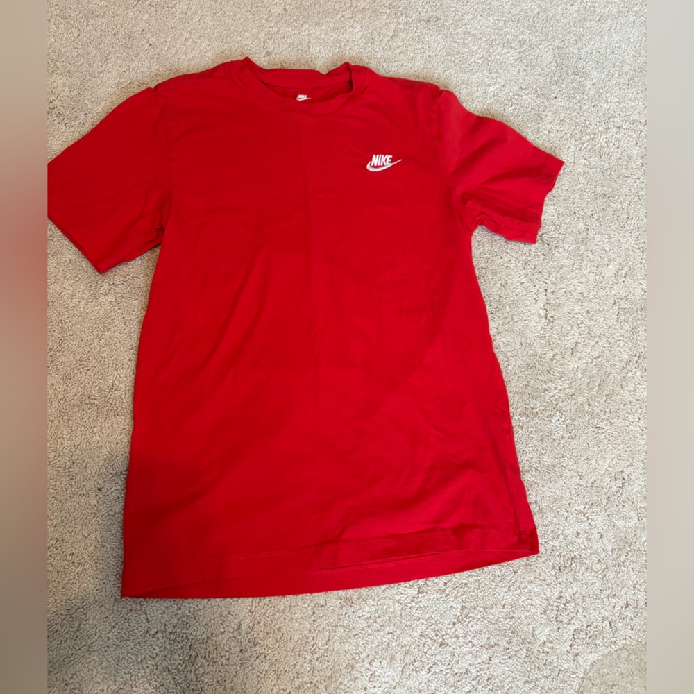 Nike Men’s Red T-Shirt NWOT small